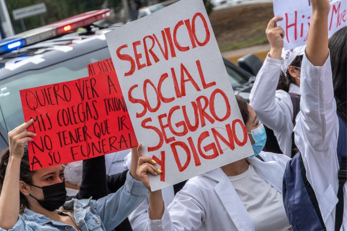 Médicos marchan para exigir por su seguridad