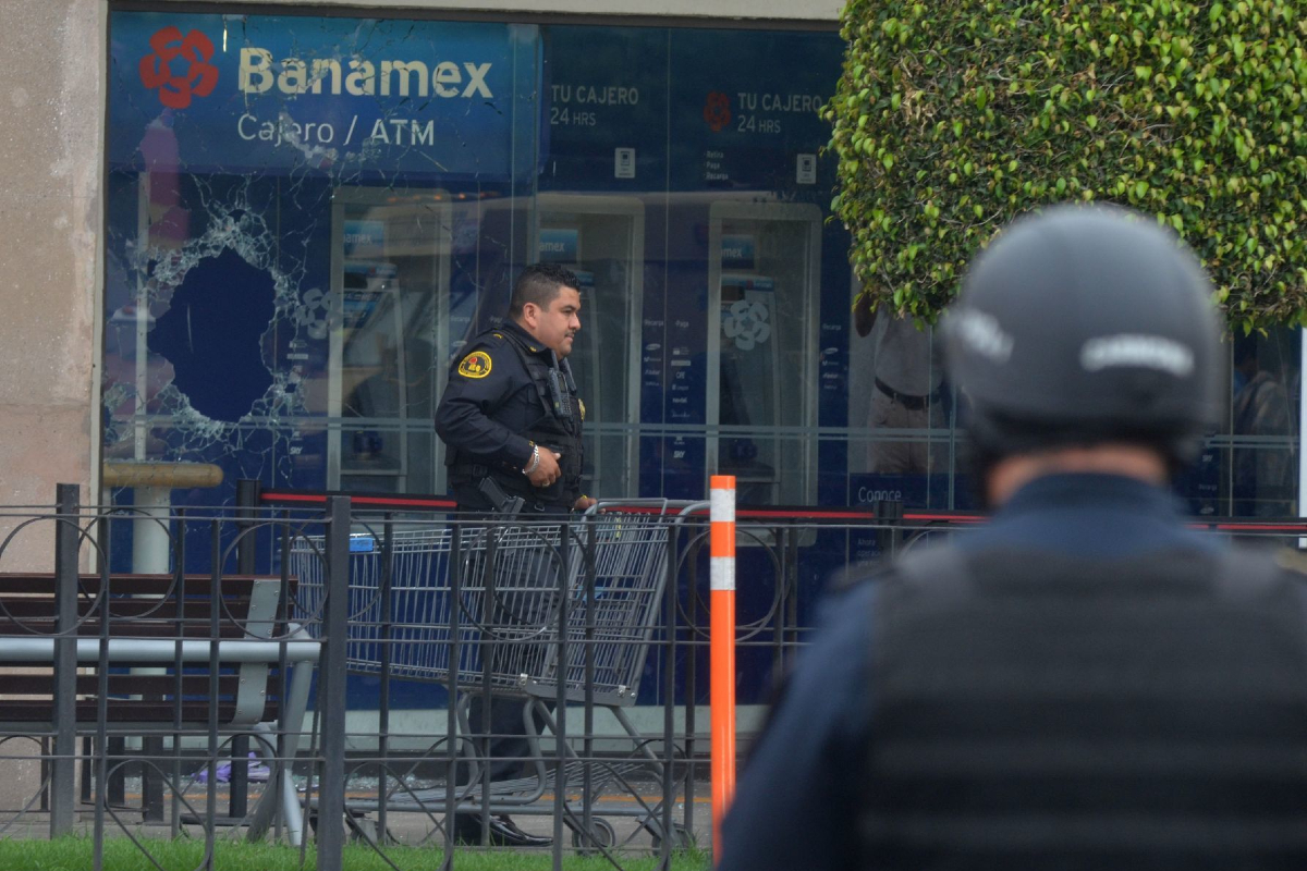 Asaltan banco en centro comercial; toman a mujer como rehén.