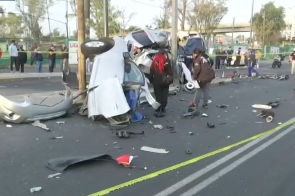 Choque contra poste deja dos muertos y auto partido a la mitad.