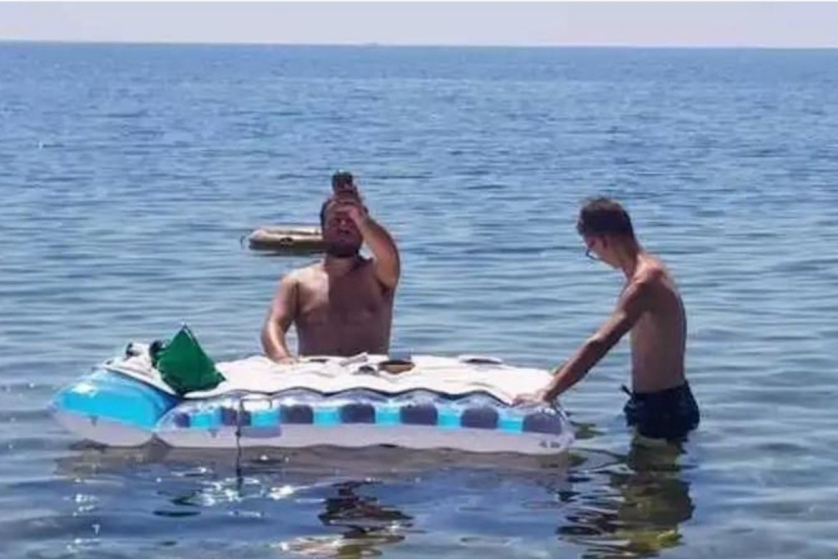 Cura celebra misa en playa; utiliza colchón inflable como altar.