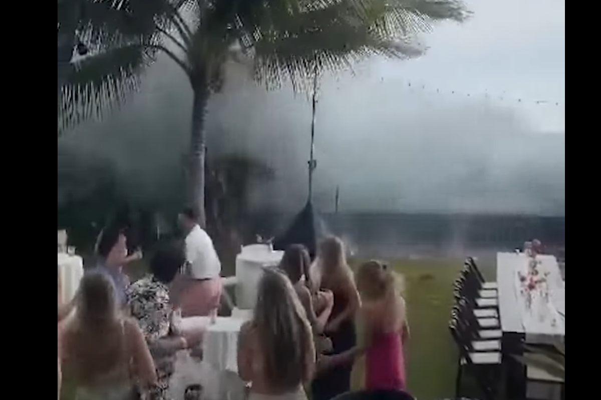 Ola gigante interrumpe boda en Hawai.