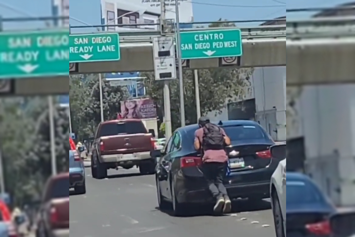 Joven recibe ‘aventón’ colgado en cajuela de automóvil.