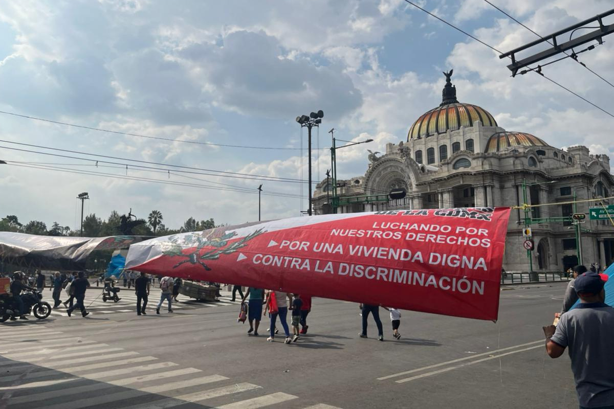 Artesanos indígenas bloquean durante varias horas Eje Central, con el fin de exigir vivienda digna