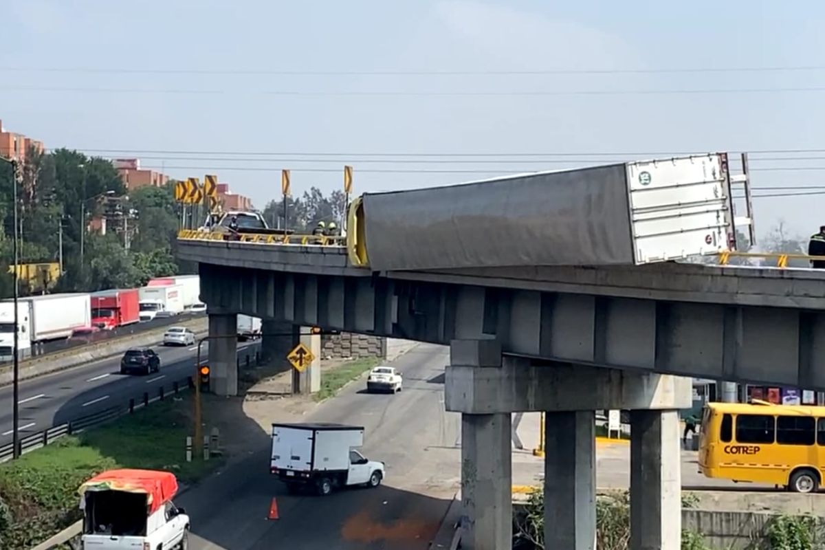 Un tráiler estuvo a punto de caer en el Circuito Exterior Mexiquense.