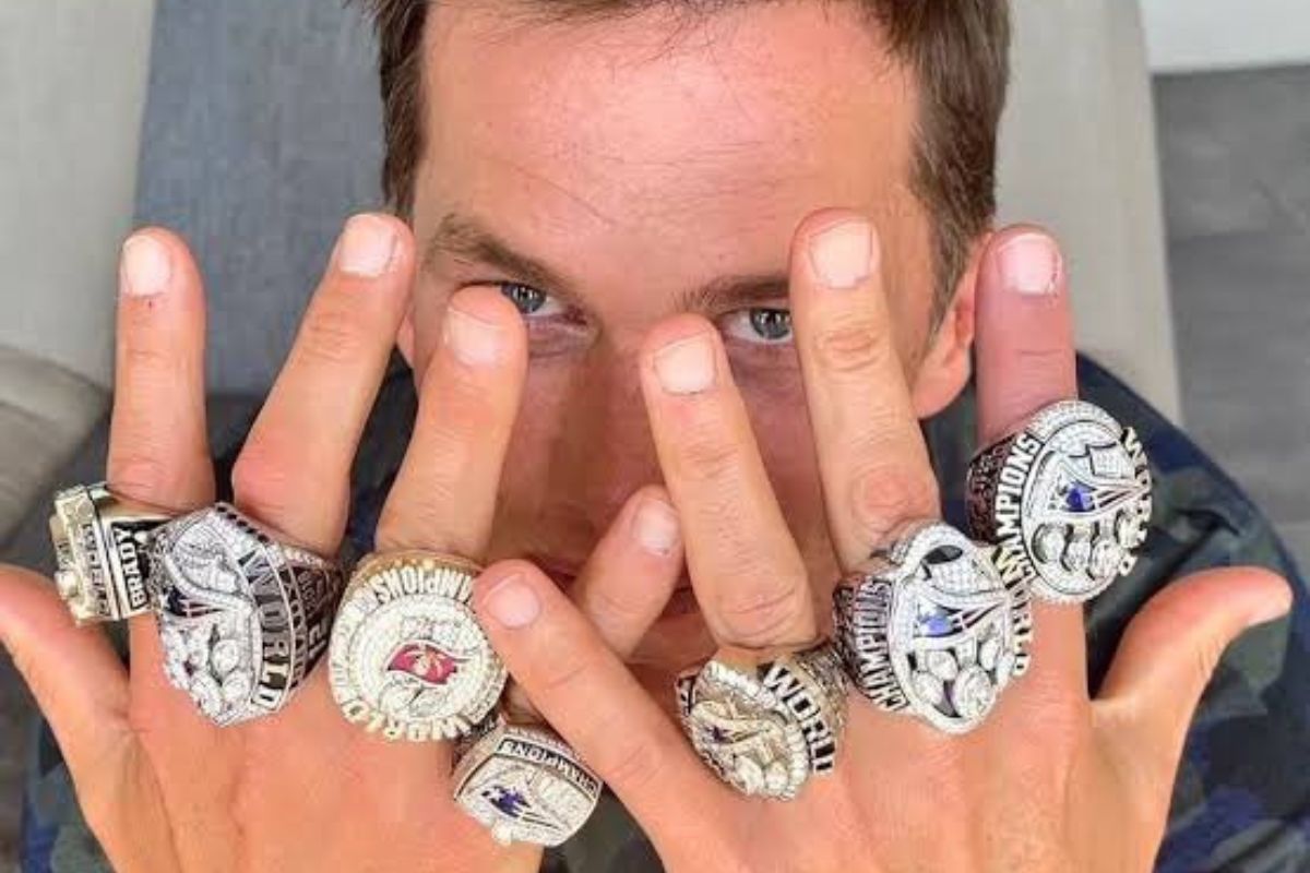 Foto:Redes Sociales|¡Fiesta! Fans del futbol americano celebran los 45 años de Tom Brady