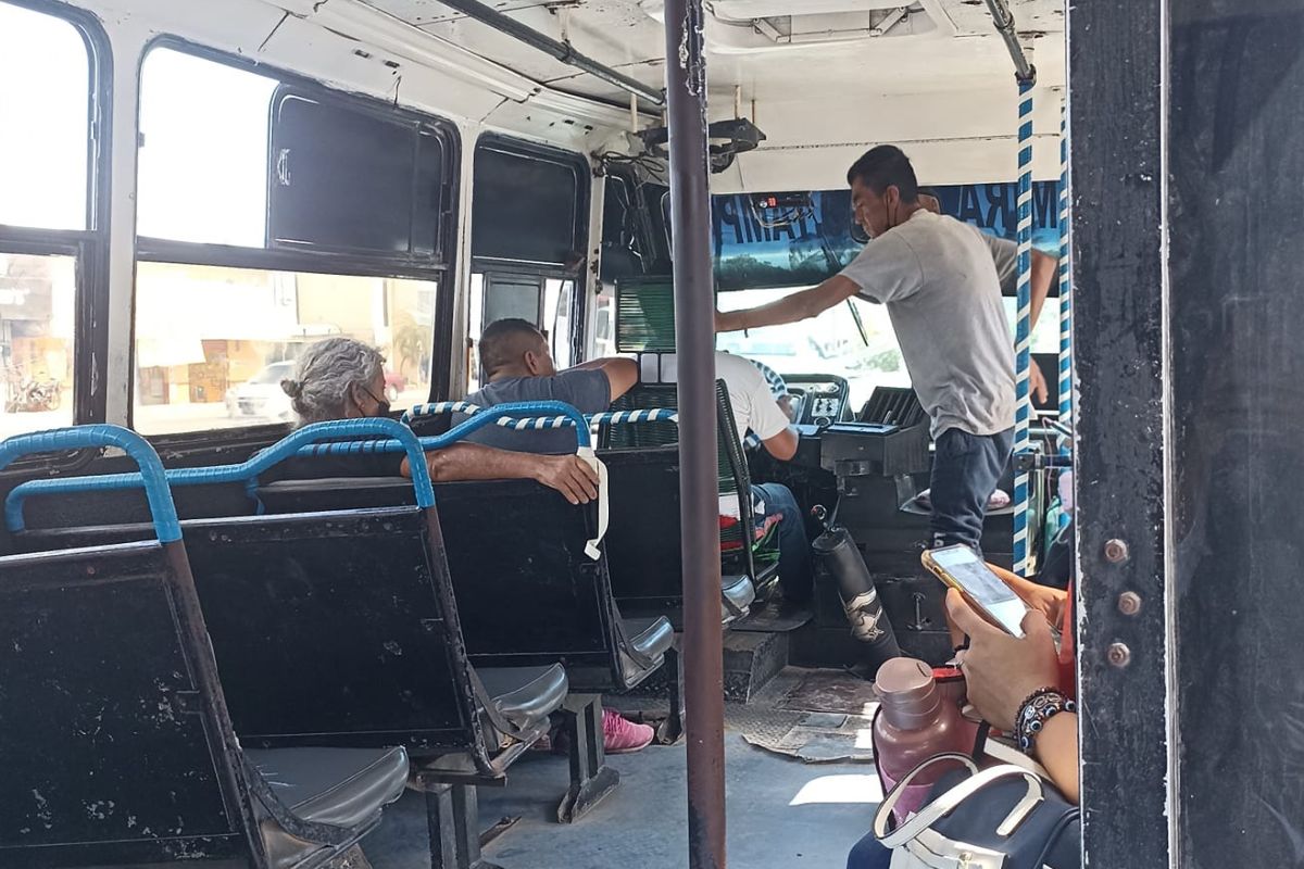 Foto:Facebook/@Laura Martínez Robles|Chofer de bus regala tenis a joven que estaba descalzo y pedía dinero