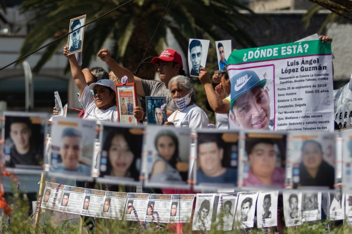 Foto:Cuartoscuro|Video: Por protesta, cuelgan dos muñecos y mantas en un puente del Periférico