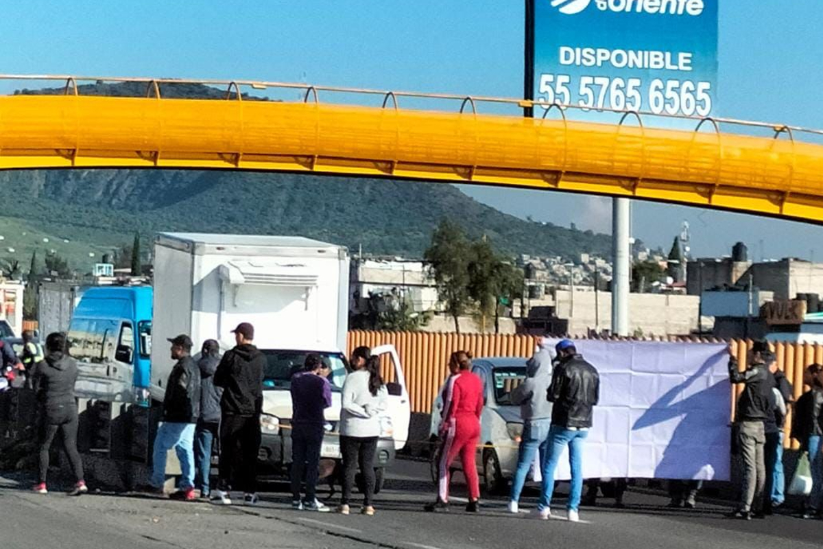 Bloquean lateral de la México-Puebla por desaparición de Érika, en Valle de Chalco