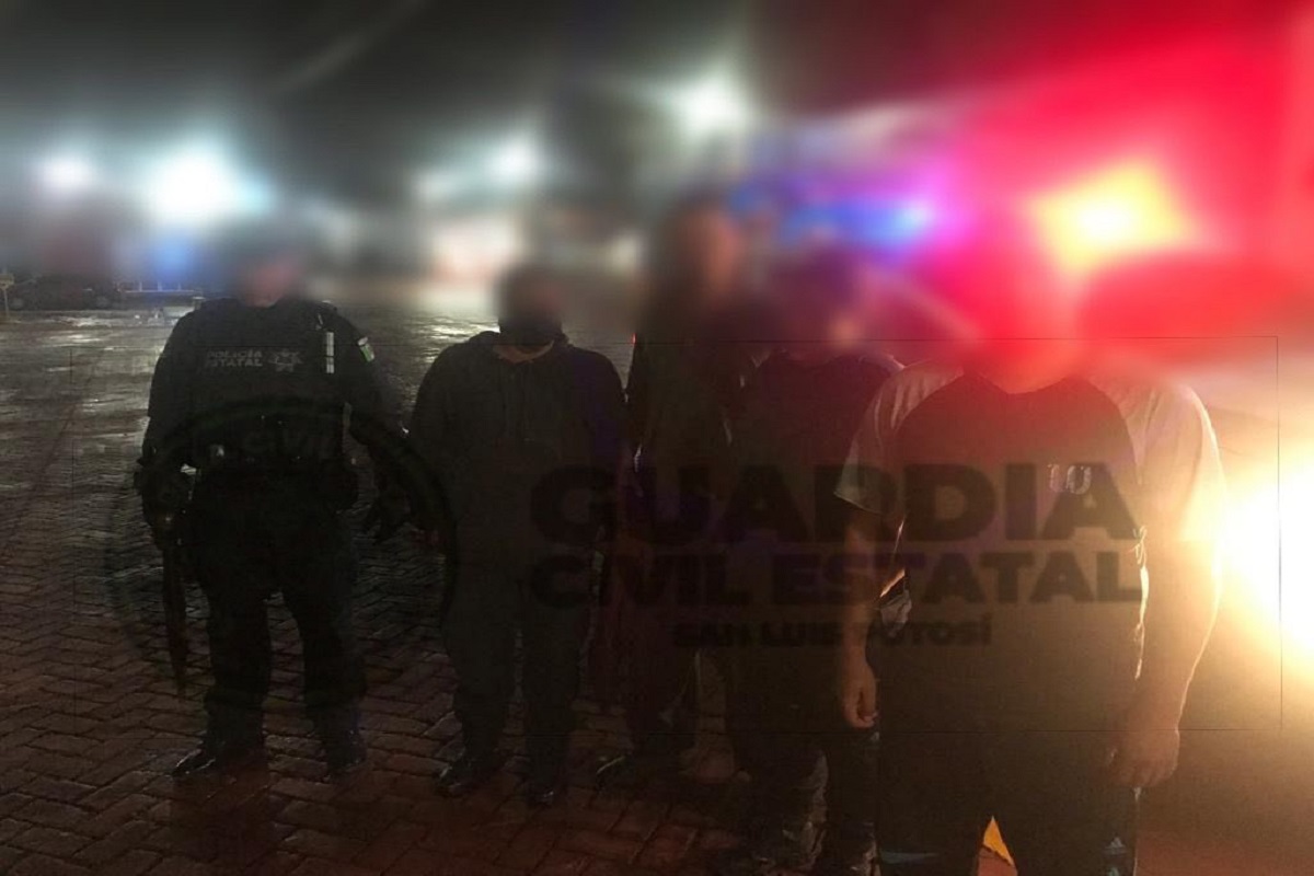 4 policías