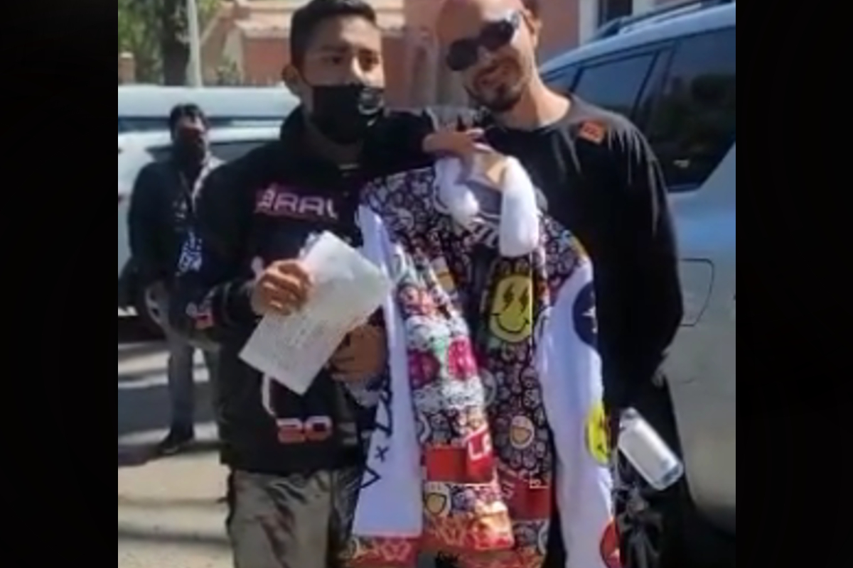 Diseñador peruano le regaló una chamarra a J Balvin, y este demostró un gran gesto al recibirla.