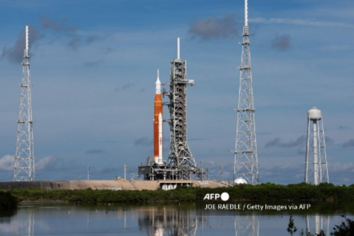 Foto: AFP | Miles de turistas acuden a Florida para ver "en vivo" despegar el megacohete SLS a la Luna