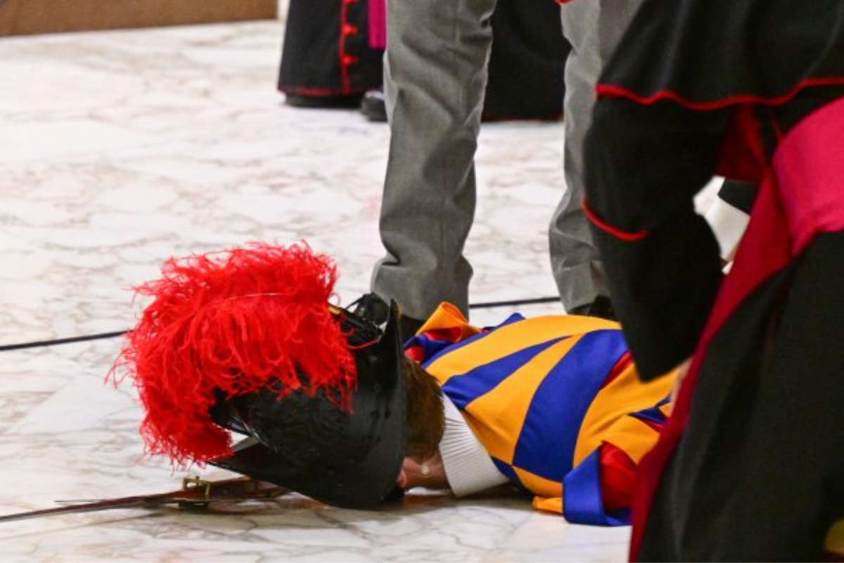 Foto: Twitter/ @web_pastor | "Soy el papa y le pido que se siente": Papa Francisco ayuda a guardia suizo que se desmayó en plena audiencia