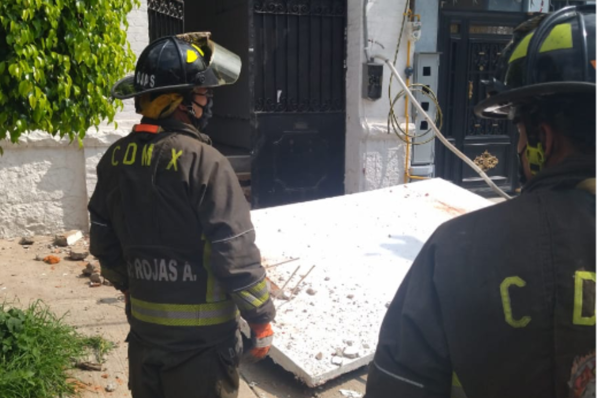 Foto: Cuerpo de Bomberos CDMX | Cae marquesina de obra ilegal en Coyoacán; muere un menor