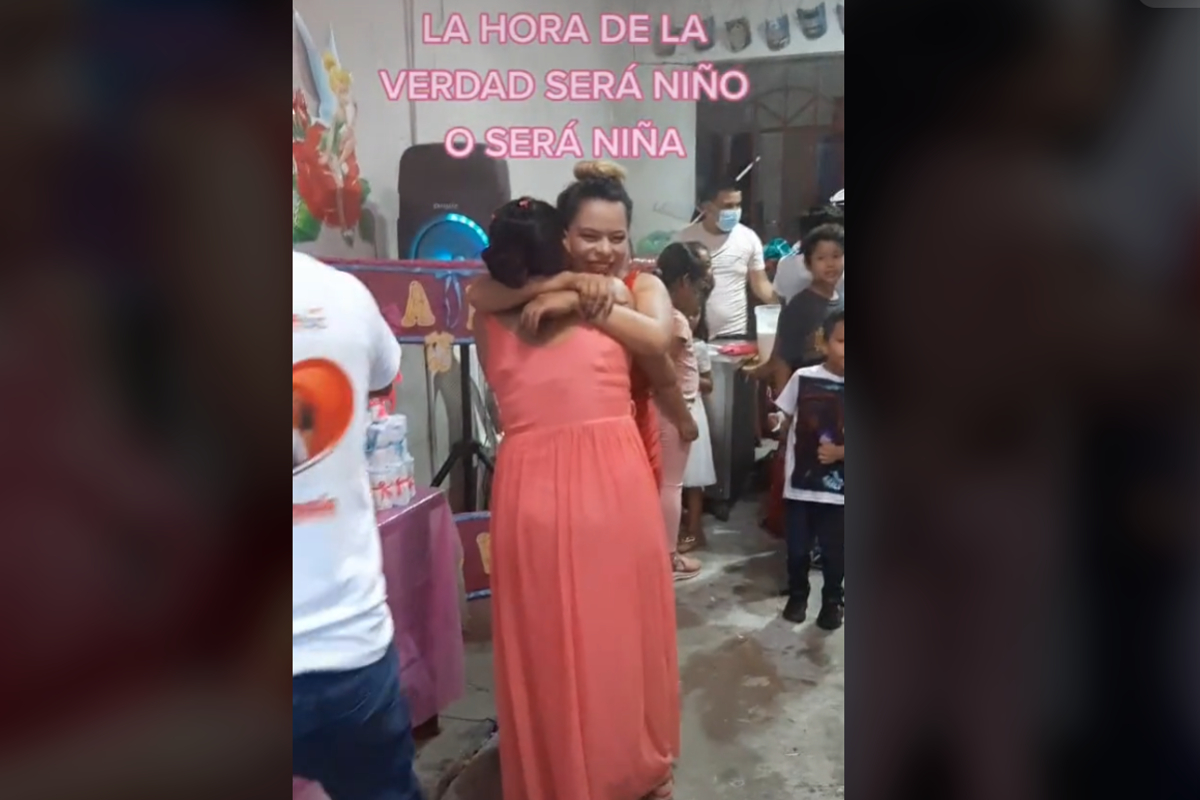 Hombre celebra baby shower de sus dos esposas embarazadas.