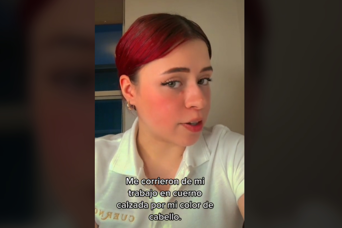 Despiden a empleada de restaurante por teñir su cabello de rojo.