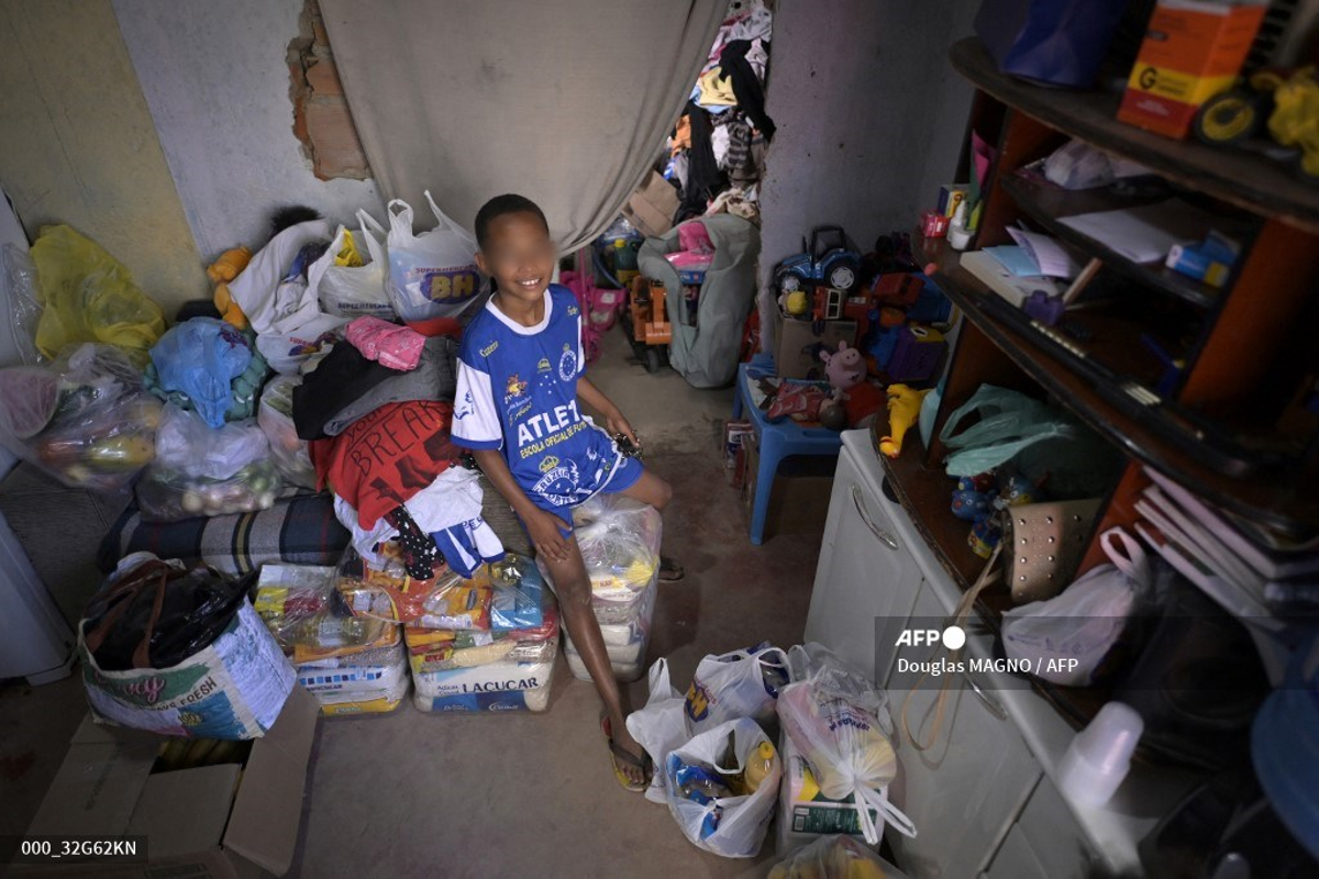 Niño llama a la policía porque tenía hambre; familia recibe donaciones.