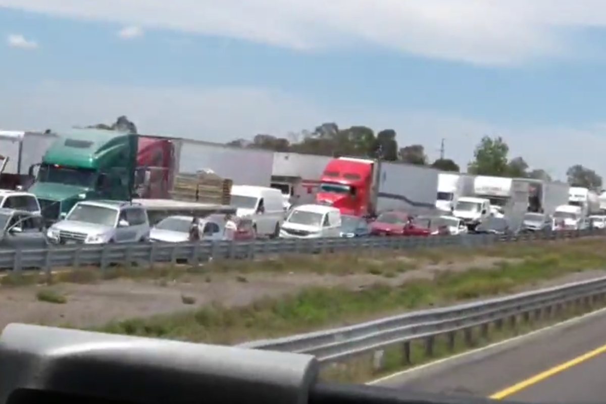 Fila de autos hasta 20 km en la Carretera México-Querétaro.