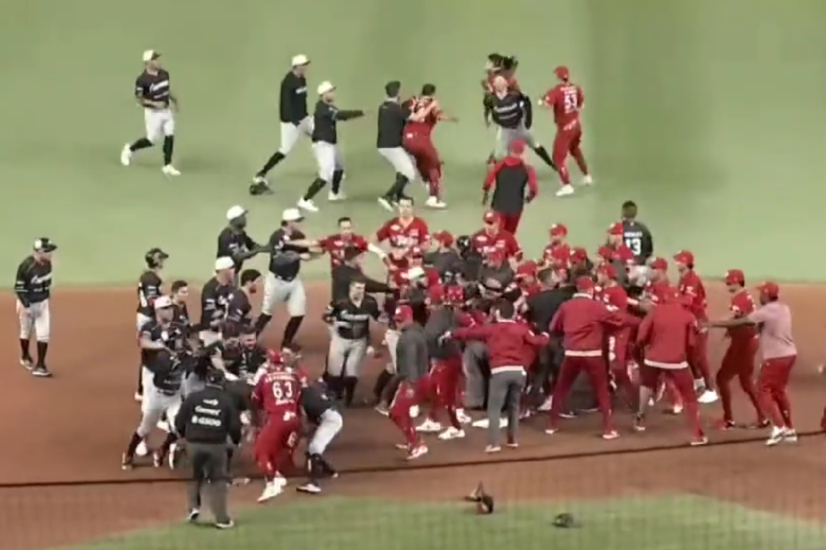 Diablos y Guerreros protagonizan pelea campal en estadio.