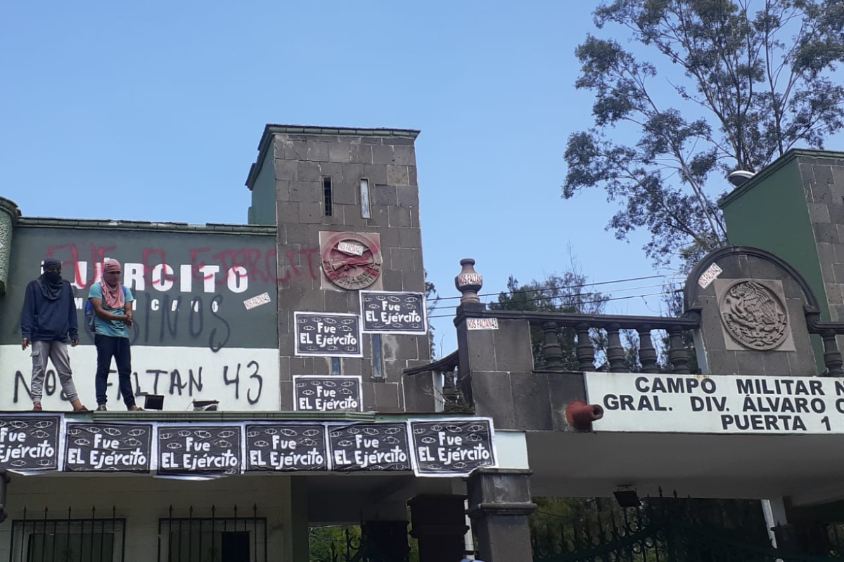 Sigue aquí la protesta de normalistas de Ayotzinapa en el Campo Militar 1.