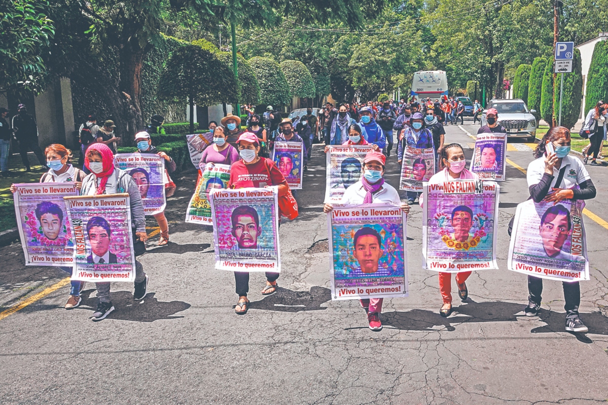 AMLO se reúne con los padres de los 43 normalistas de Ayotzinapa.