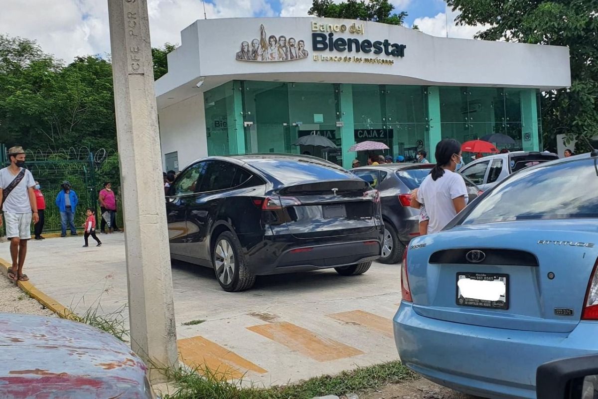 Foto:Redes sociales|¿¡Qué es eso!? Captan a un Tesla estacionado en un Banco del Bienestar