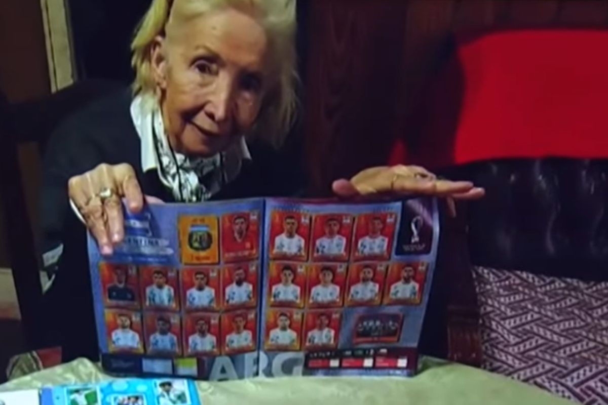 Foto:Captura de pantalla|“Vivo un momento único” Abuelita gasta su pensión para completar álbumes de Qatar 2022