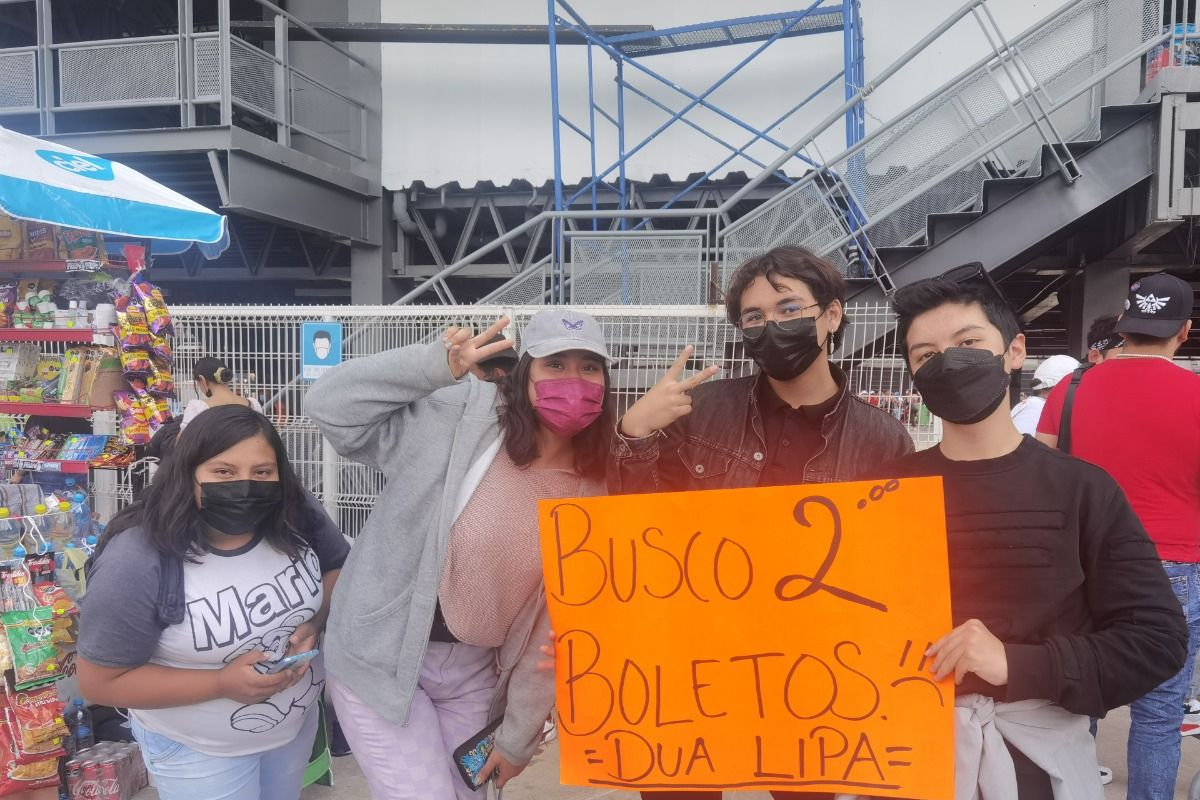 Cientos de fans de Dua Lipa arribaron al Foro Sol de la CDMX con sus extravagantes outfits para presenciar el "magno" concierto de la londinense