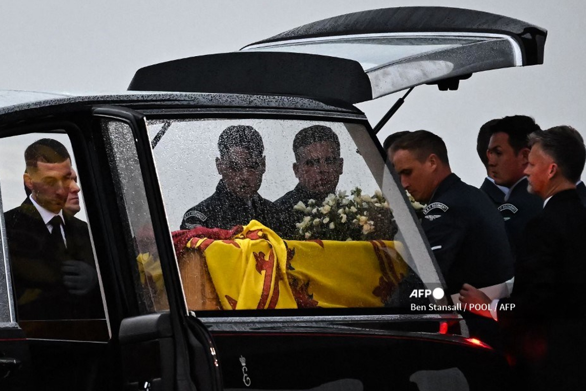 El féretro de la reina Isabel II ya se encuentra en Londres.