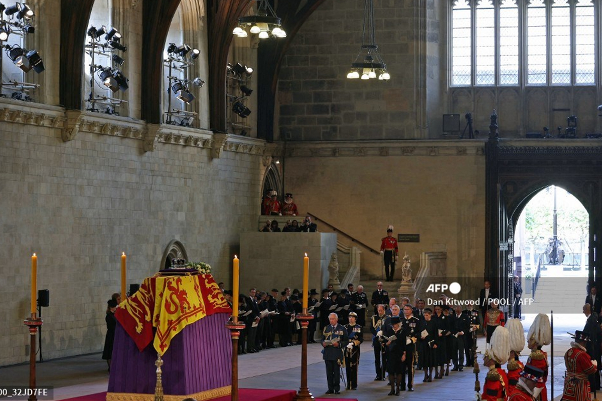 El féretro de Isabel II está en Westminster. Ingleses podrán despedirse de ella durante cinco días.