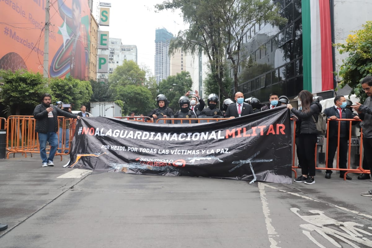 Seguridad sin Guerra se manifiesta en el Senado en contra de la adscripción de la Guardia Nacional a la Sedena.