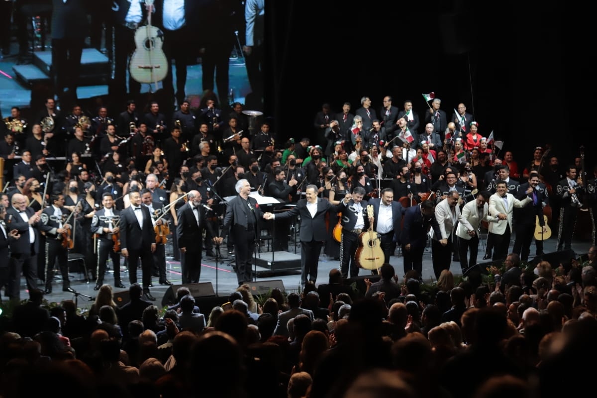 Los tenores deleitaron al público con canciones tradicionales de la cultura mexicana