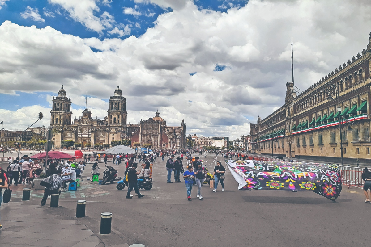 AMLO informó que el domingo el Zócalo estará disponible para que la marcha en "Defensa del INE" llegue hasta ahí.