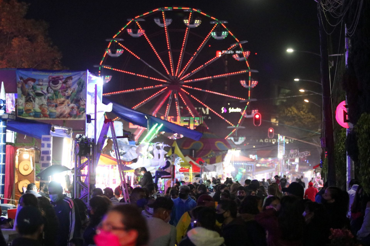 Adolescente cae de juego mecánico en feria de Edomex.