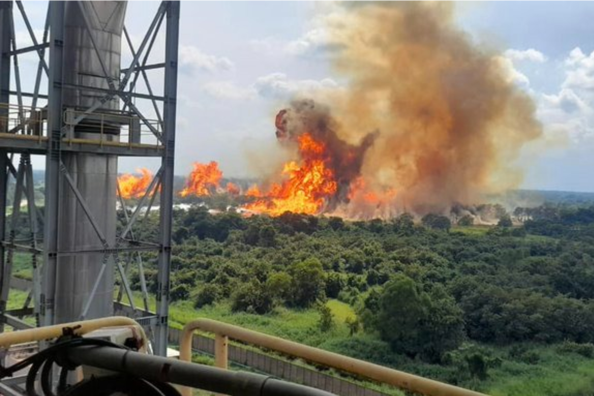 Explota ducto de Pemex en Huimanguillo, Tabasco.