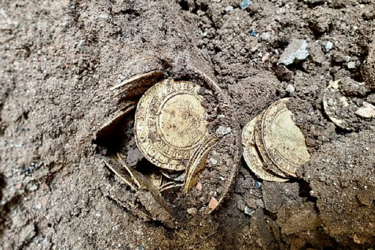 Pareja de Reino Unido se vuelve millonaria tras encontrar monedas de oro en el piso de su cocina tras las remodelaciones a esta