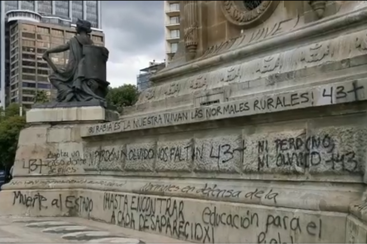 Realizan pintas en el Ángel de la Independencia durante marcha.