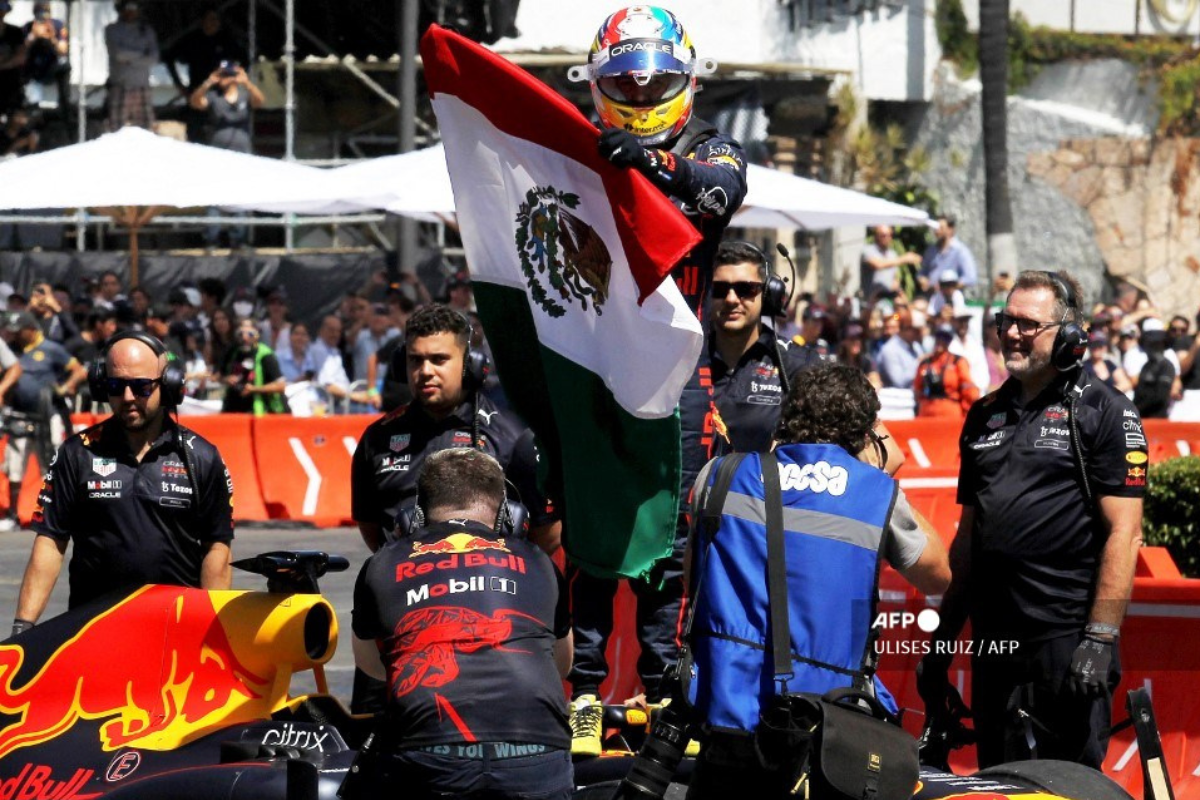 Foto: AFP | Checo Pérez reúne a 130 mil aficionados en exhibición en su natal Guadalajara