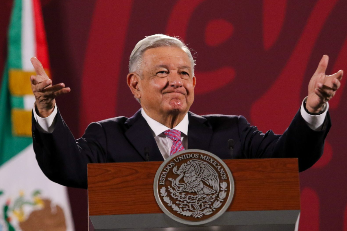 AMLO rechazó hablar sobre los GuacamayaLeaks ni se lo permitió al titular de Sedena.