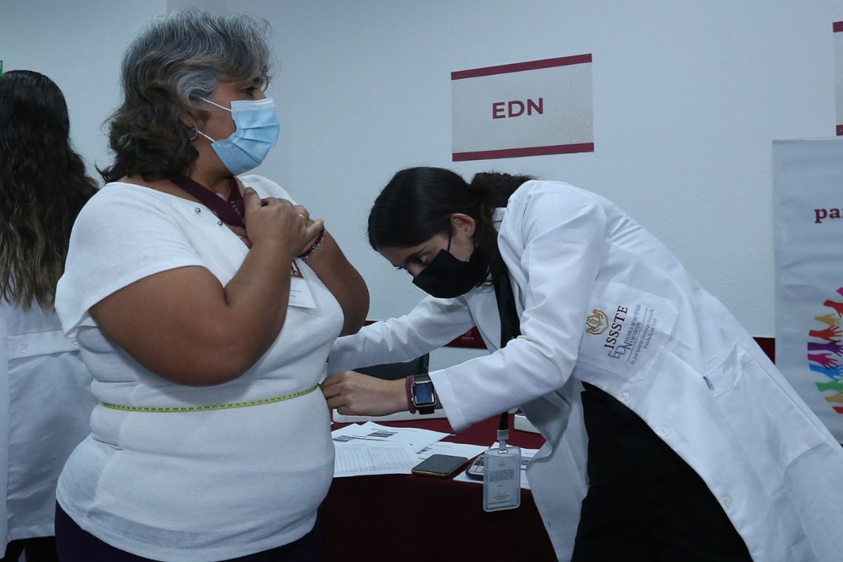 Las mujeres en etapa de climaterio pueden presentar síntomas como bochornos, sudoraciones, cansancio