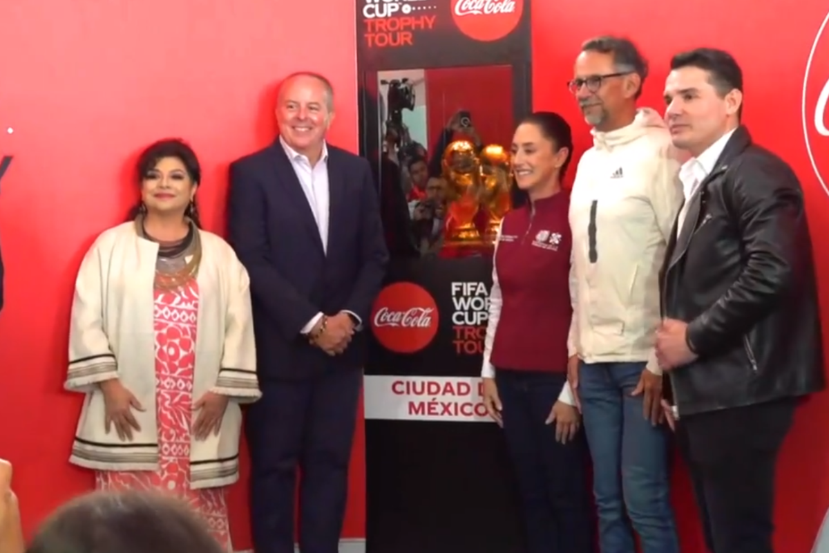 Foto: Twitter/ @Claudiashein | Inicia tour de Copa del mundo en CDMX