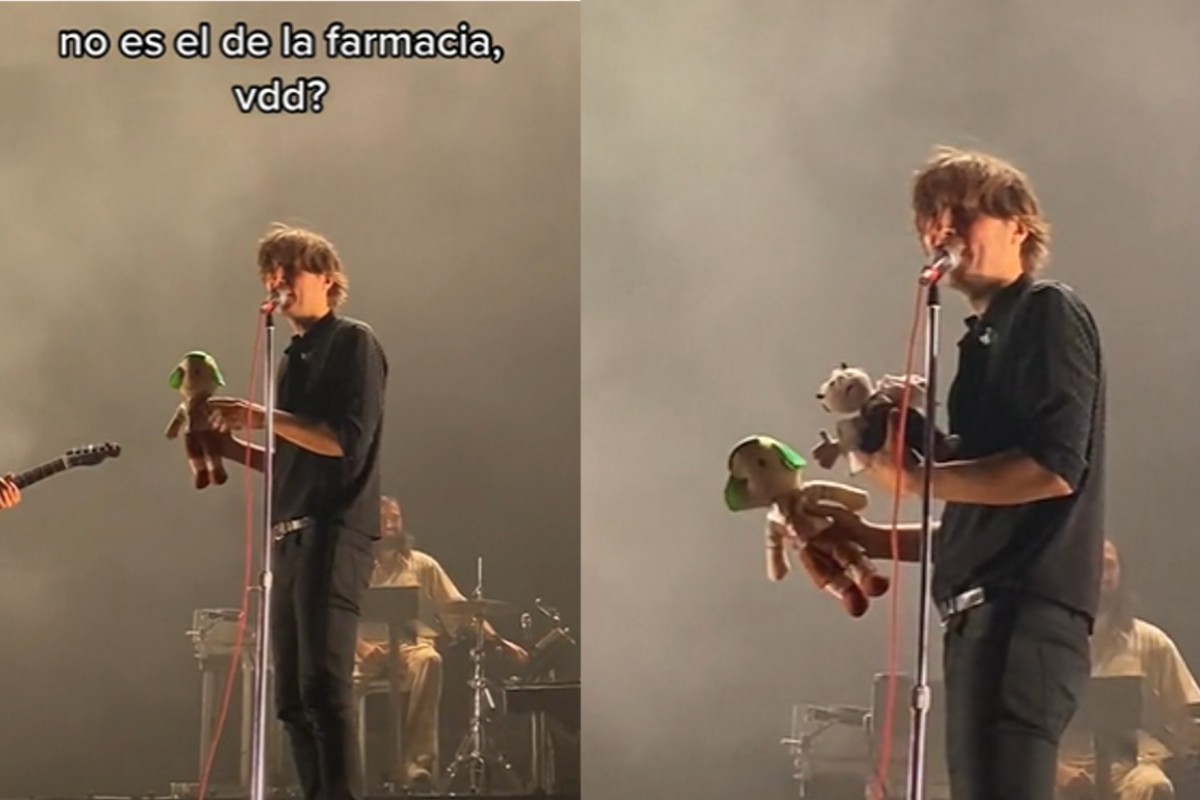 Thomas Mars, vocalista de la banda "Phoniex" exige su Dr. Simi, luego de que fans le lanzaran un peluche del Chavo del 8