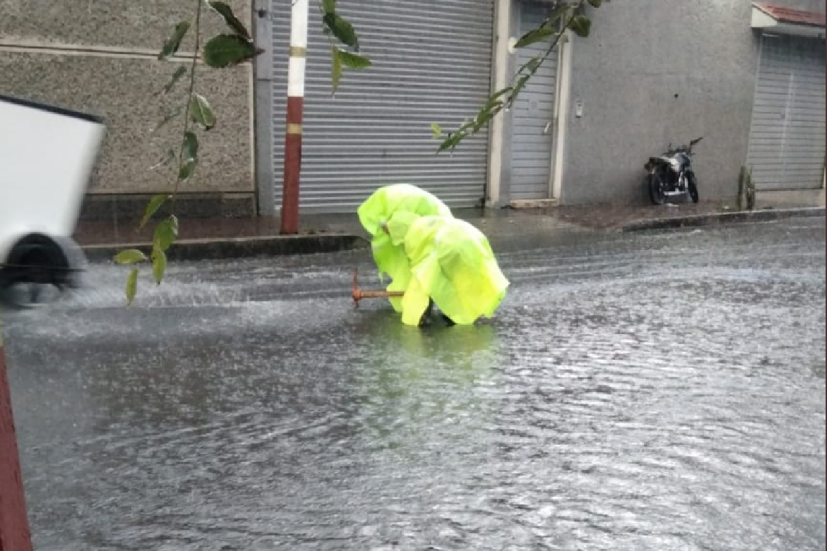 Algunas de las calles de la alcaldía Tláhuac se encuentran inundadas tras las fuertes lluvias que se presentaron durante la tarde de hoy