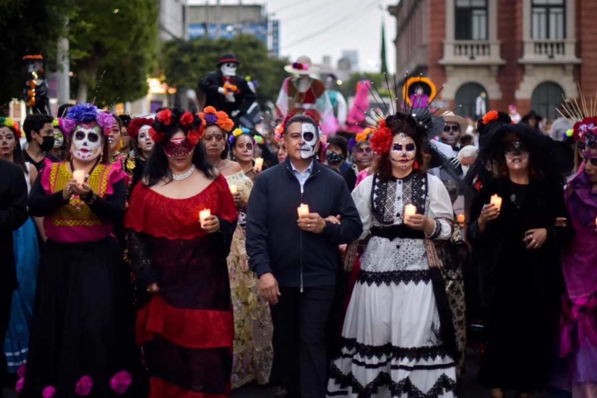 Catrinas y catrines engalanaron la explanada municipal donde también se vivió una verbena popular