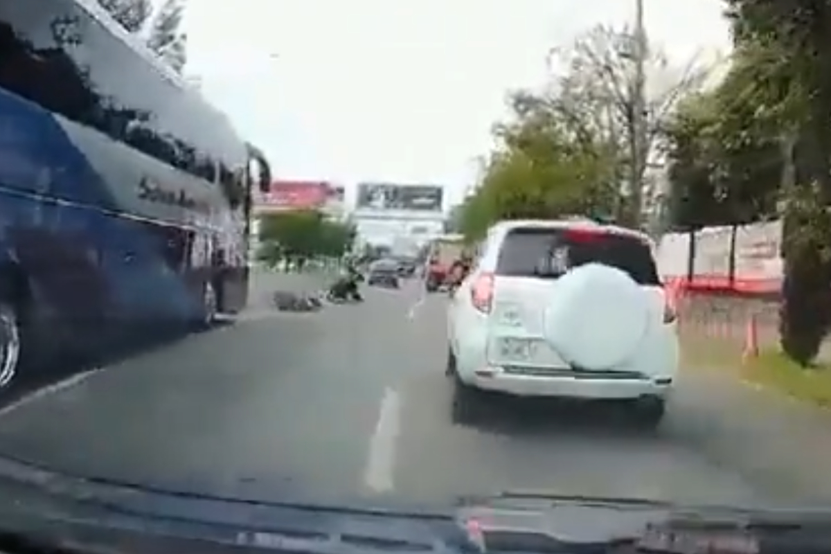 Motociclista mure embestido por autobús, en Jalisco.