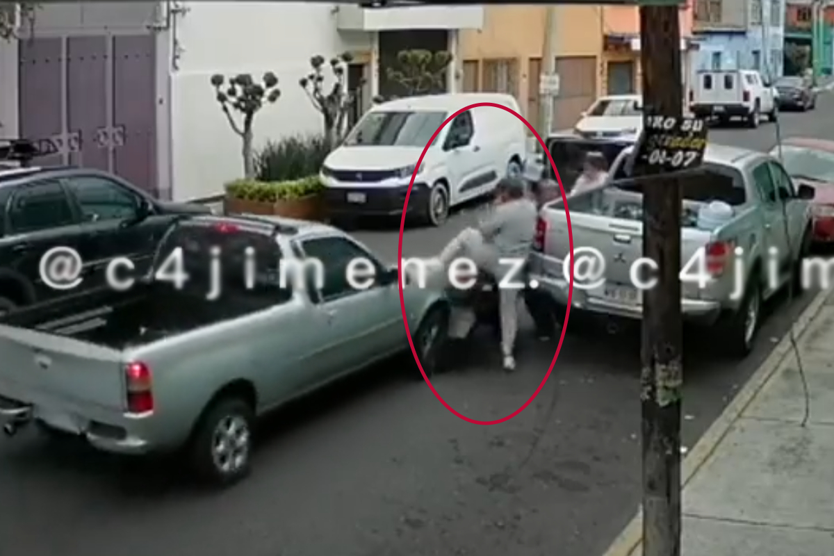 Conductor embiste moto de ladrones y frustra asalto en Iztapalapa.