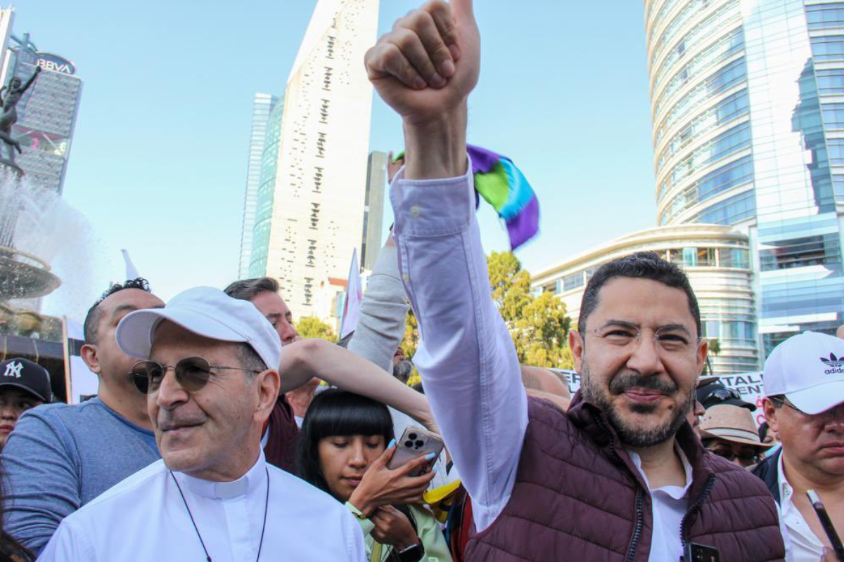 Foto: Twitter/ @martibatres | Marchan con AMLO un chingo y dos montones; dice Batres 