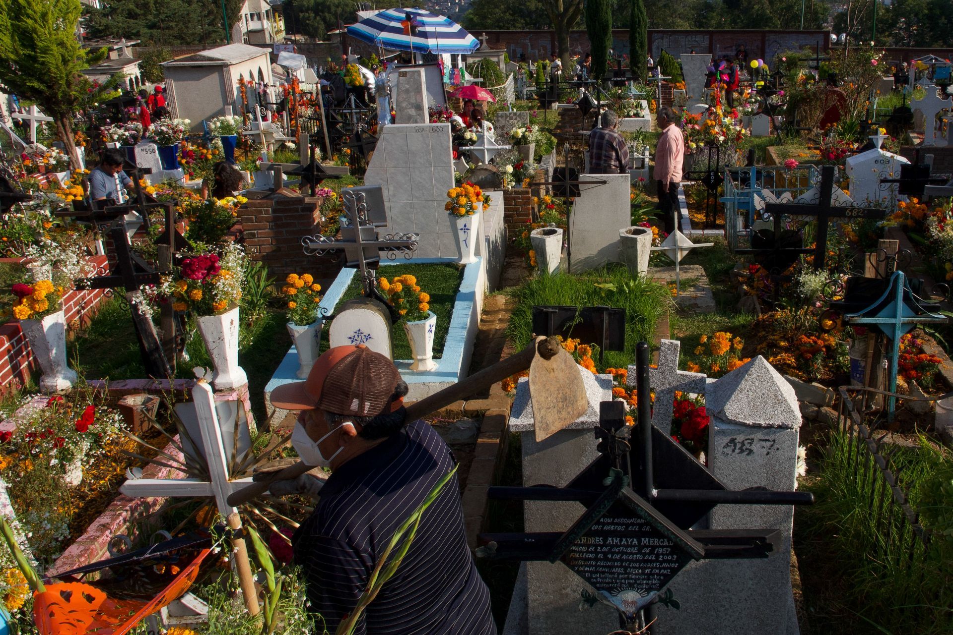 En el marco de la celebración de Día de Muertos cientos de personas acudieron a diversos panteones capitalinos para acompañar, limpiar y adornar las tumbas de sus seres queridos. FOTO: ROGELIO MORALES /CUARTOSCURO.COM