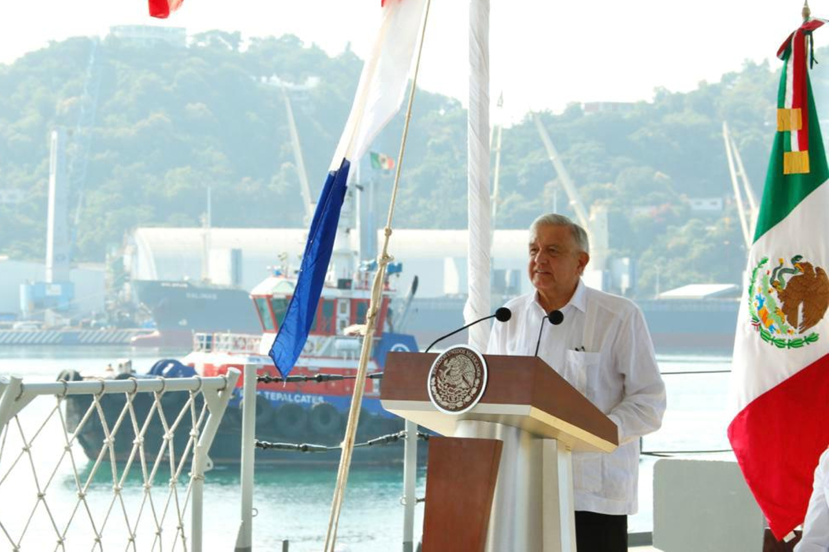 AMLO conmemoró el Dïa de la Armada en Manzanillo, Colima.