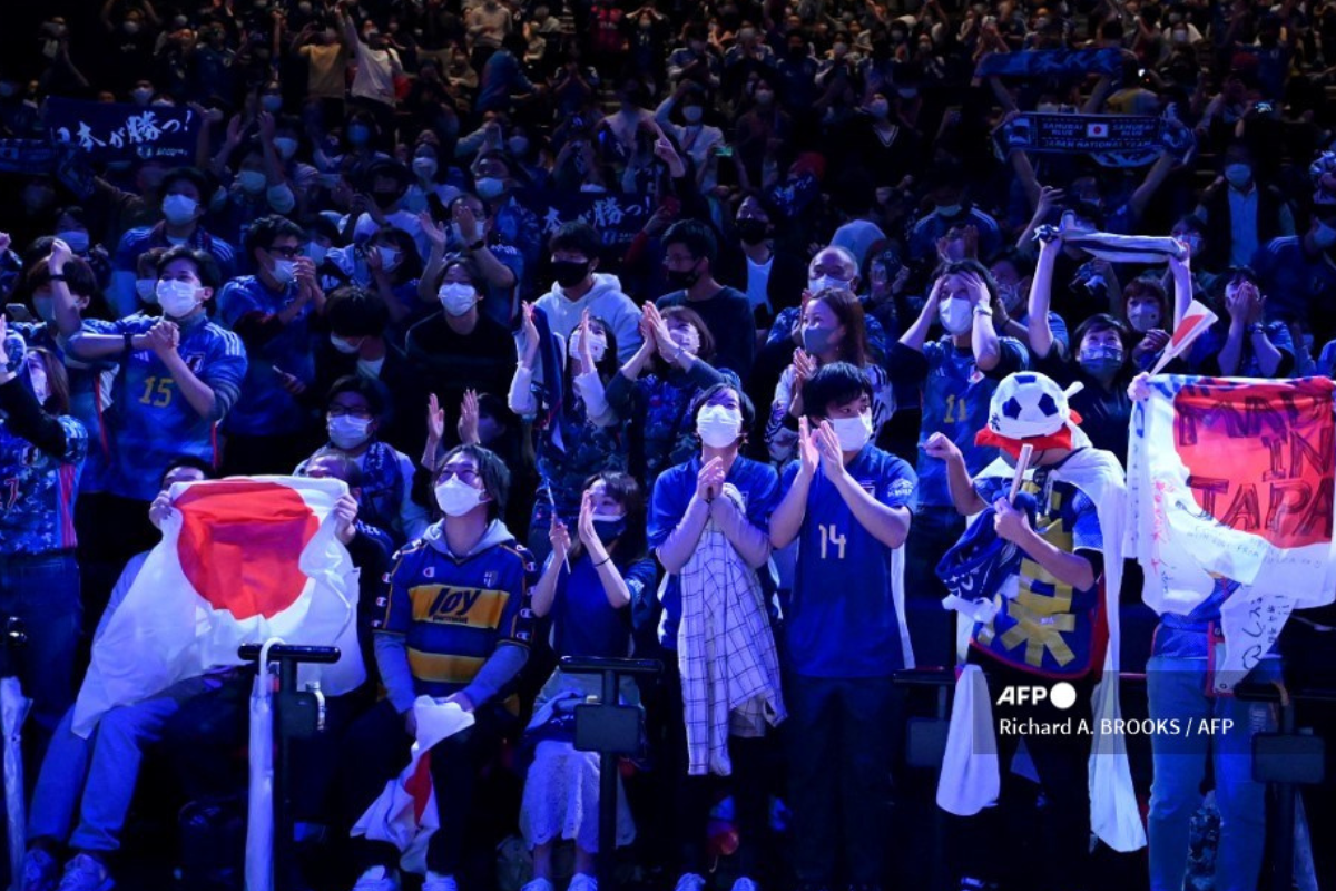 Foto:AFP|Hinchas japoneses recogieron la basura del estadio tras su victoria contra Alemania