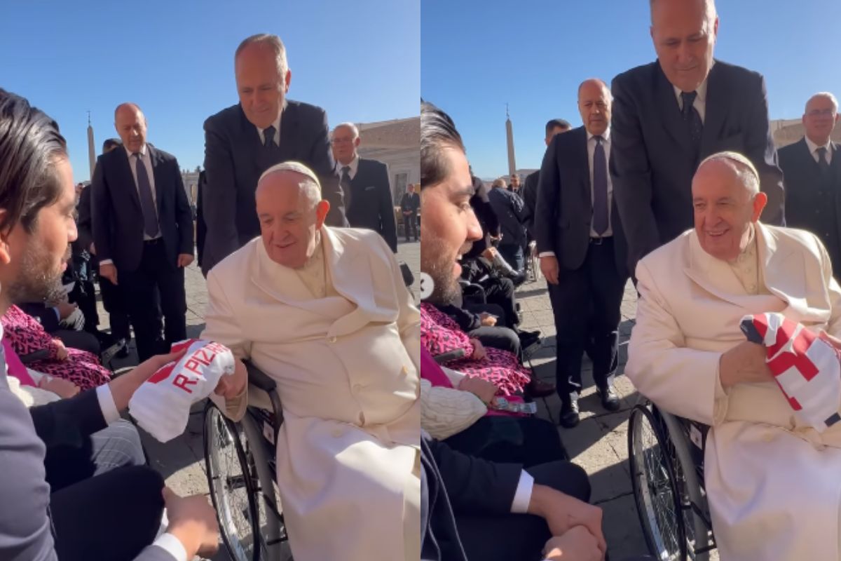 Foto:Captura de pantalla|¡Regalazo! Rodolfo Pizarro le regala su playera del Monterrey al papa Francisco